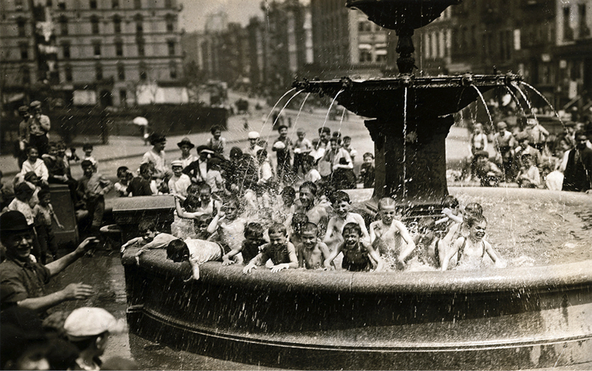 Купаются ретро. Нью Йорк 1916. Купание в фонтане. Старинный фонтан. Фонтан в Нью Йорке.